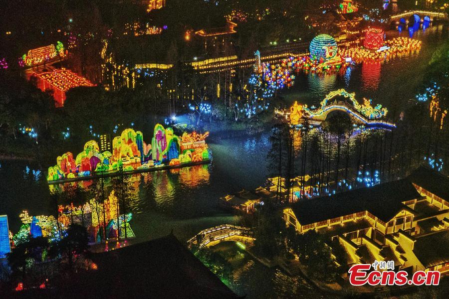 Lanterns ignite the Qinghuai River ahead of the Spring Festival, China\'s Lunar New Year, in Nanjing City, Jiangsu Province, Jan. 28, 2019. (Photo: China News Service/Yang Bo)