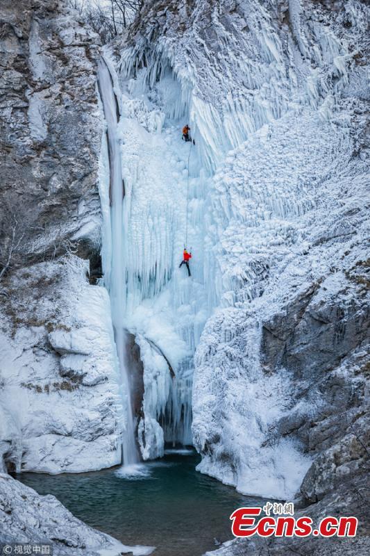 Climbers ascend the ice Torrente Rosandra waterfall, frozen first time in ten years, in Italy, as temperatures dropped to minus seven degrees. (Photo/VCG)