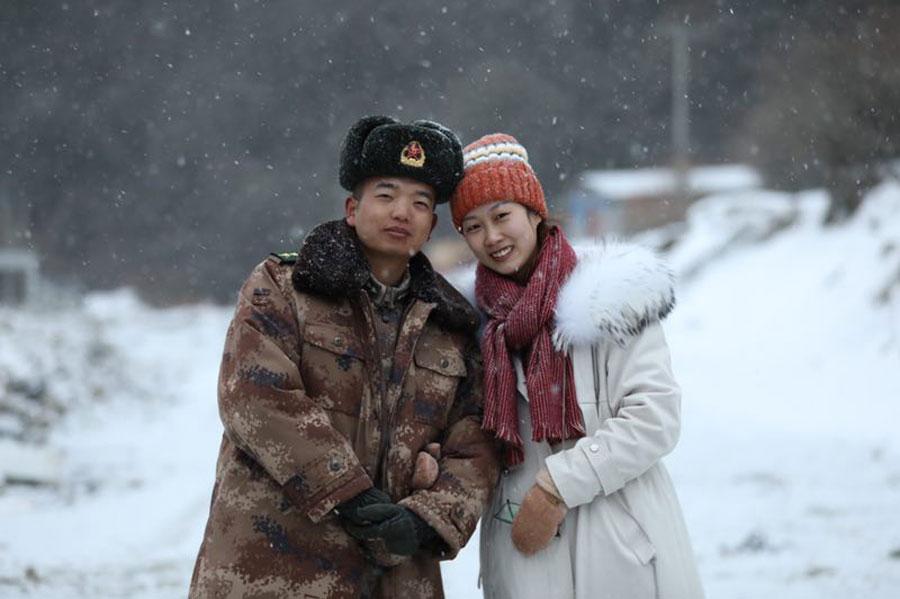 Wang Mei, 23, from Southwest China\'s Chongqing, visits her husband, Zhang Jinyuan, 30, at a frontier post in Yumai, Tibet autonomous region in early January 2019. (Photo provided to chinadaily.com.cn)
