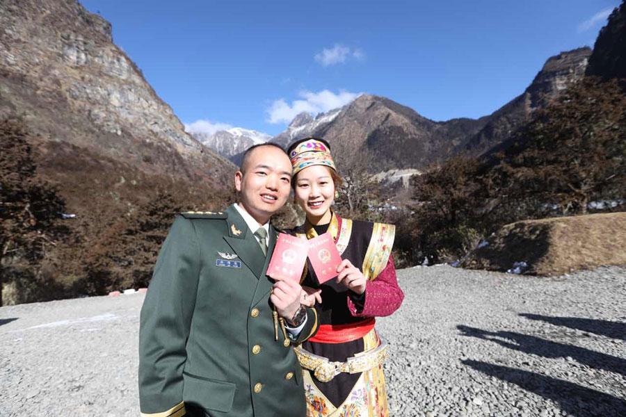 Wang Mei, 23, from Southwest China\'s Chongqing, holds a wedding ceremony with her husband Zhang Jinyuan, 30, at a frontier post in Yumai, Tibet autonomous region on January 13, 2019. (Photo provided to chinadaily.com.cn)

It took her, in all, 52 hours to reach her destination.

With the help of his colleagues and local villagers, Zhang surprised his wife with a grand wedding ceremony.

One of the villagers lent Wang a beautiful Tibetan robe for her wedding gown. Zhang made a wedding ring with a bullet shell for his wife.

Then the couple planted a tree together to commemorate their love.

\