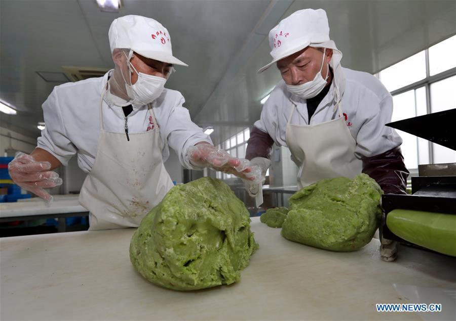 Workers make rice cakes of a traditional brand in Wuxi, east China\'s Jiangsu Province, Jan. 30, 2019. Workers in Wuxi are busy making rice cakes to meet customers\' growing demands as the Spring Festival approaches. The Spring Festival, or the Chinese Lunar New Year, falls on Feb. 5 this year. (Xinhua/Huan Wei)