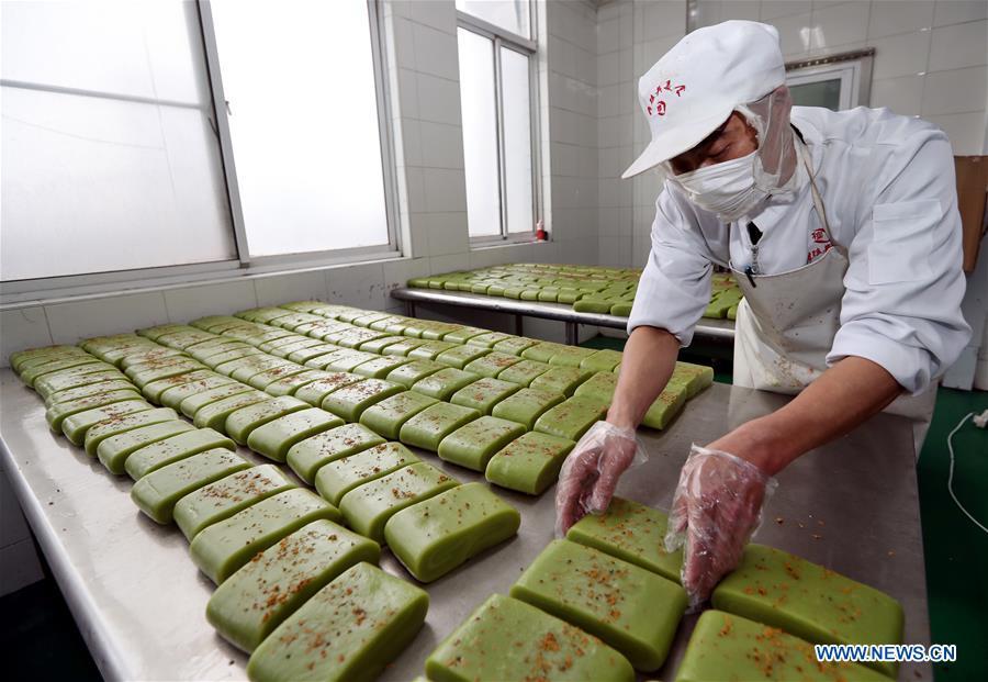 Workers make rice cakes of a traditional brand in Wuxi, east China\'s Jiangsu Province, Jan. 30, 2019. Workers in Wuxi are busy making rice cakes to meet customers\' growing demands as the Spring Festival approaches. The Spring Festival, or the Chinese Lunar New Year, falls on Feb. 5 this year. (Xinhua/Huan Wei)