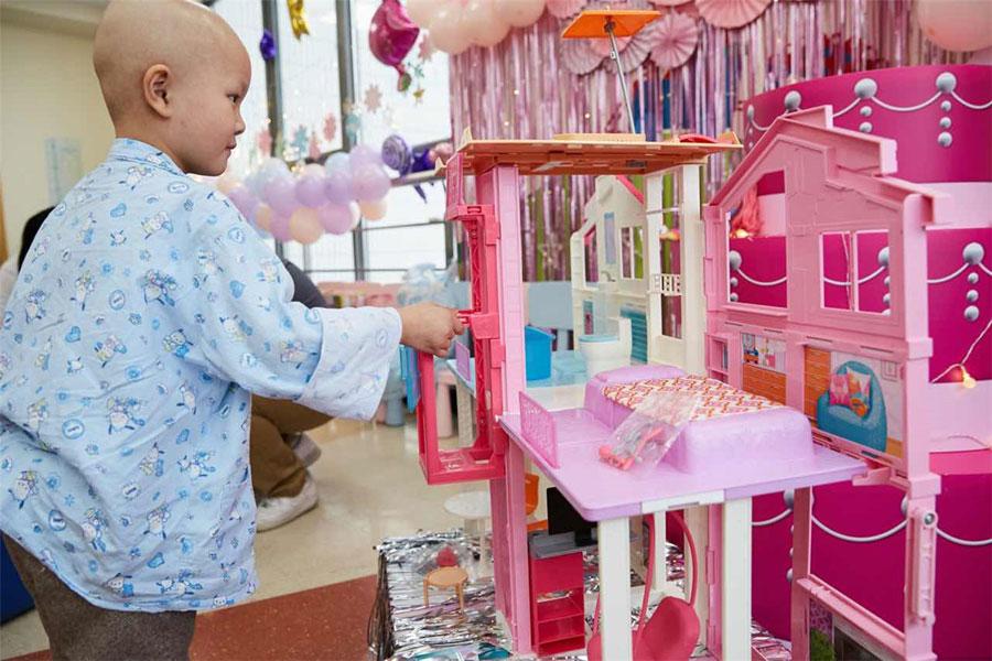 Xinyi having fun with her new friends on Jan 29. (Photo provided to chinadaily.com.cn)