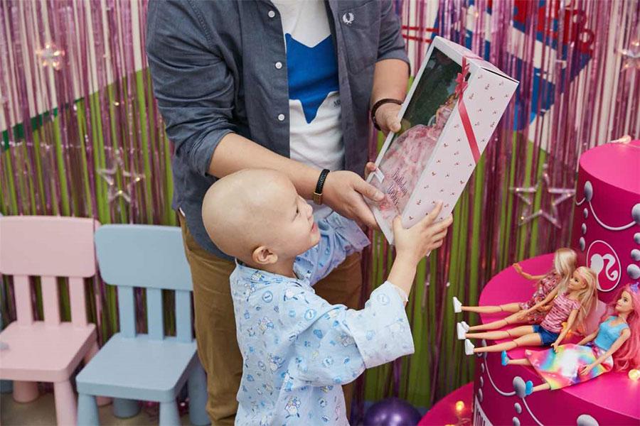Xinyi plays house with a volunteer. (Photo provided to chinadaily.com.cn)