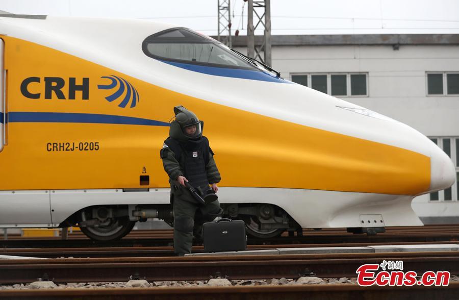 A SWAT team conducts railway protection, sniper tactics and robot-assisted search and explosive clearing drills in Wuhan, Hubei Province, Jan. 31, 2019. As Spring Festival approaches, officers of the Public Security Bureau of Wuhan Railway Administration have enhanced training to deal with emergencies and ensure the safety of passengers. (Photo: China News Service/Zhao Jun)