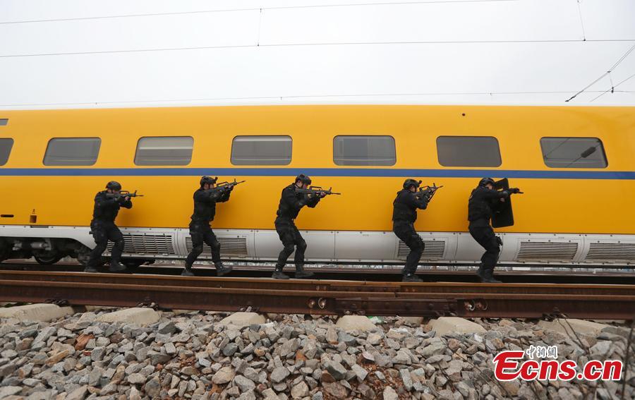 A SWAT team conducts railway protection, sniper tactics and robot-assisted search and explosive clearing drills in Wuhan, Hubei Province, Jan. 31, 2019. As Spring Festival approaches, officers of the Public Security Bureau of Wuhan Railway Administration have enhanced training to deal with emergencies and ensure the safety of passengers. (Photo: China News Service/Zhao Jun)
