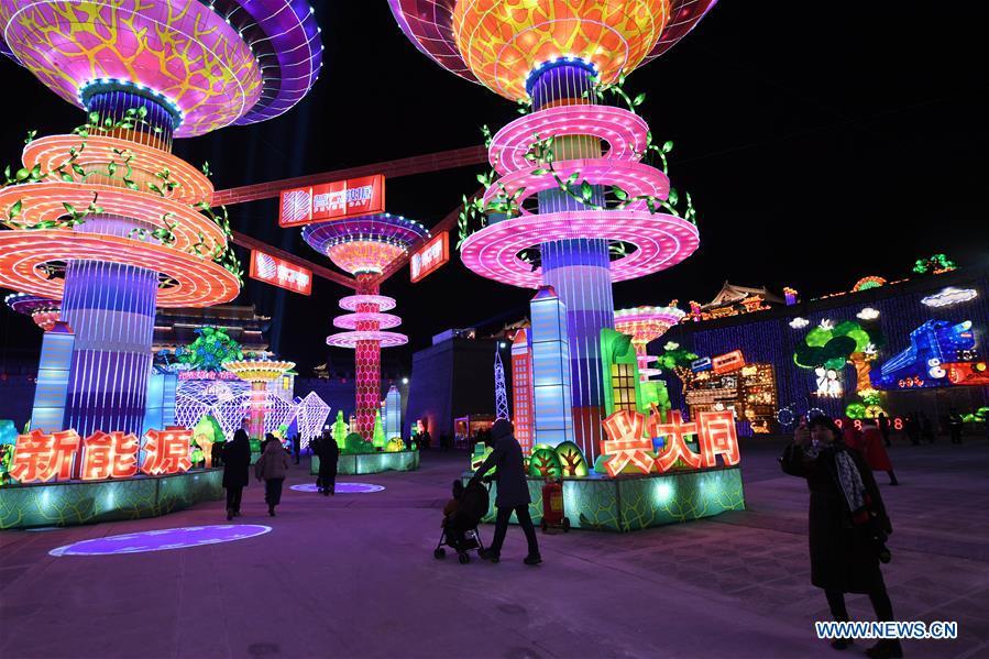 People visit a lantern festival in Datong City, north China\'s Shanxi Province, Jan. 31, 2019. A lantern festival to greet the upcoming Chinese Spring Festival kicked off in Datong City on Thursday with over 100 sets of colorful lanterns on display. (Xinhua/Yang Chenguang)