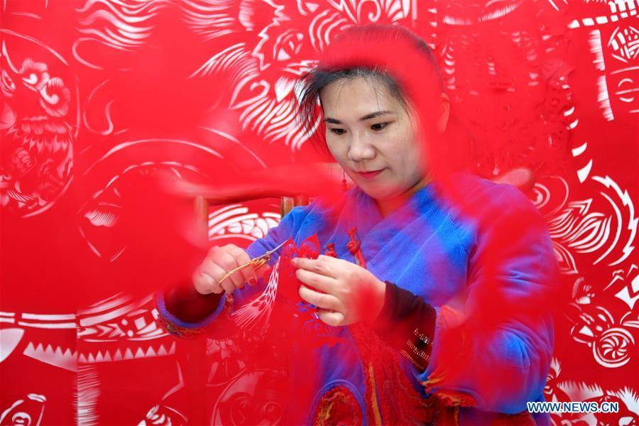<?php echo strip_tags(addslashes(Folk artist Shi Hongxia creates a pig-themed paper cutting artwork at home in Tengzhou City, east China's Shandong Province, Jan. 31, 2019. Shi has spent two months to create the artwork, which is 9 meters long and features 100 pig figures, to greet the coming of the Year of the Pig. (Xinhua/Sun Zhongzhe))) ?>