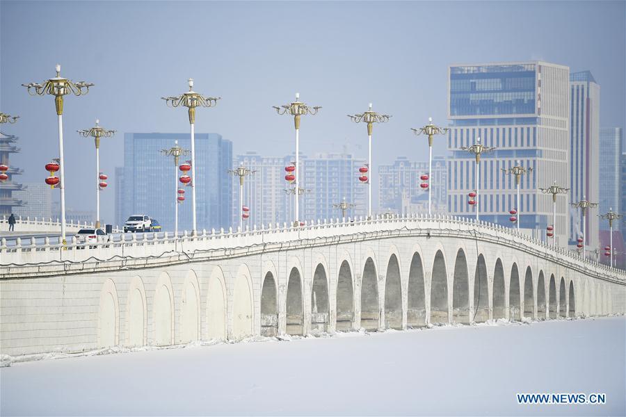 <?php echo strip_tags(addslashes(Photo taken on Jan. 31, 2019 shows the snow scenery of Yuehaiwan business district in Yinchuan, capital of northwest China's Ningxia Hui Autonomous Region. (Xinhua/Wang Peng))) ?>