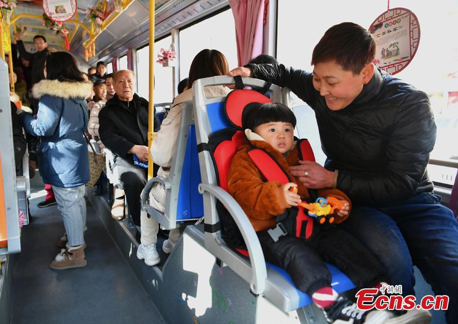 A bus of Route 26 offers child seats to ensure safety in Handan City, North China’s Hebei Province, Feb. 1, 2019. All buses running Route 26 in Handan are now equipped with child seats. (Photo: China News Service/Zhai Yujia)
