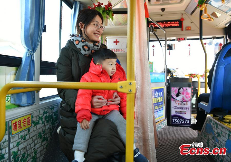 A bus of Route 26 offers child seats to ensure safety in Handan City, North China’s Hebei Province, Feb. 1, 2019. All buses running Route 26 in Handan are now equipped with child seats. (Photo: China News Service/Zhai Yujia)