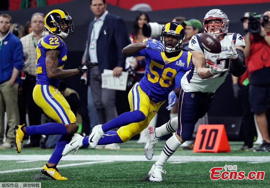 New England Patriots\' Rob Gronkowski (87) catches a pass in front of Los Angeles Rams\' Marcus Peters (22) and Cory Littleton (58) during the second half of the NFL Super Bowl 53 football game Sunday, Feb. 3, 2019, in Atlanta. The New England Patriots beat the Los Angeles Rams 13-3 on Sunday to capture a National Football League record-tying sixth Super Bowl title.(Photo/Agencies)