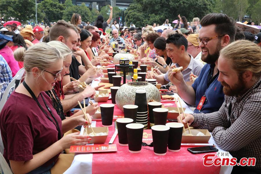 <?php echo strip_tags(addslashes(A total of 764 people eat dumplings in Darling Harbour, Sydney, Feb. 5, the first day of the Chinese Lunar New Year. It set a new world record, breaking the previous record number of 750 set in Melbourne in 2013. (Photo: China News Service/Tao Shelan))) ?>