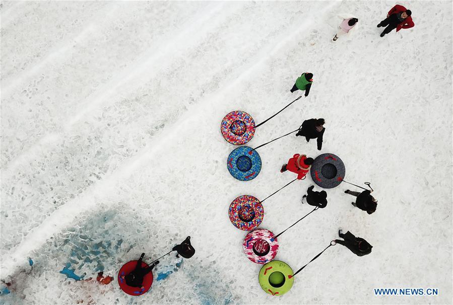 Aerial photo taken on Feb. 6, 2019 shows people enjoying themselves at an ice-snow amusement park in Punan Township of Lianyungang City, east China\'s Jiangsu Province. Many enthusiasts enjoy skiing as a way to celebrate the Spring Festival. (Xinhua/Geng Yuhe)