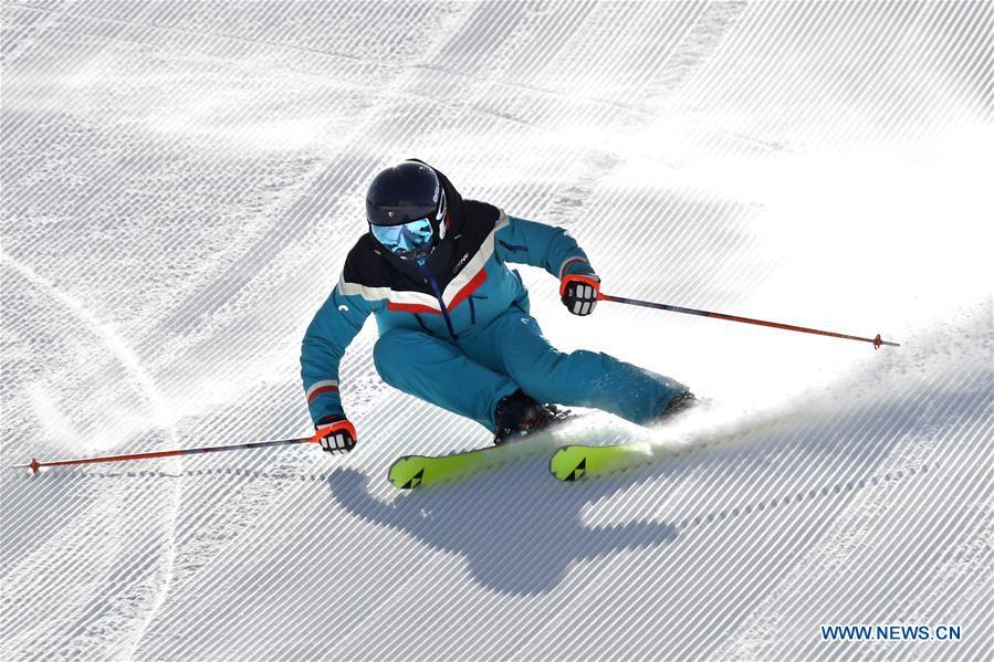 An enthusiast enjoys skiing at the Fulong Ski Resort in Chongli of Zhangjiakou City, north China\'s Hebei Province, Feb. 5, 2019, the first day of the Spring Festival. Many enthusiasts enjoy skiing as a way to celebrate the Spring Festival. (Xinhua/Wu Diansen)