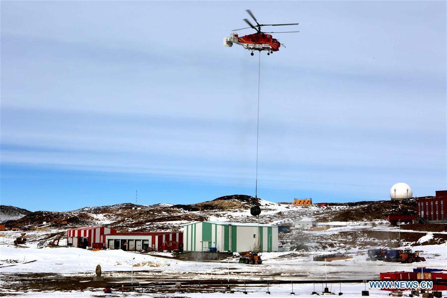 A helicopter transfers fuel oil to the Zhongshan Station, a Chinese research base in Antarctica, Feb. 9, 2019. China\'s icebreaker Xuelong on Feb. 9 arrived at the Zhongshan Station and started to transfer fuel oil to the station by helicopter. (Xinhua/Liu Shiping)