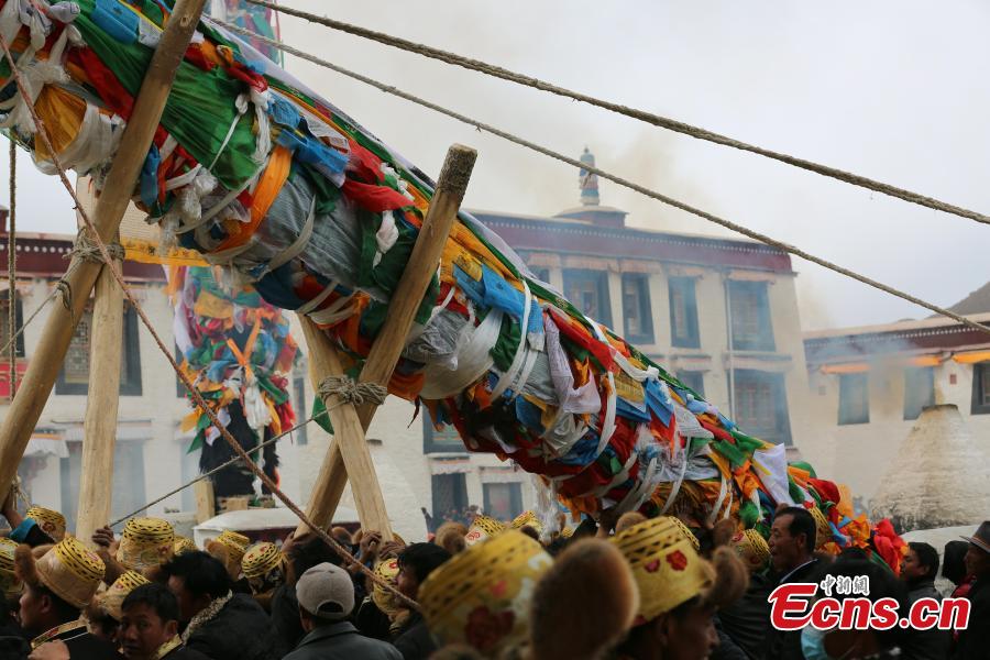 A grand, annual ceremony to change the Prayer Flags Pillar in Samye Monastery, the first Buddhist monastery in Tibet, in Dranang, Lhoka, Southwest China\'s Tibet Autonomous Region, Feb. 9, 2019. The ceremony is usually held on the fifth day of January in Tibetan calendar, as part of the celebrations of Losar, or Tibetan New Year. The prayer flags on the pillar are collected from Tibetans from various areas. (Photo: China News Service/Qu Jie)