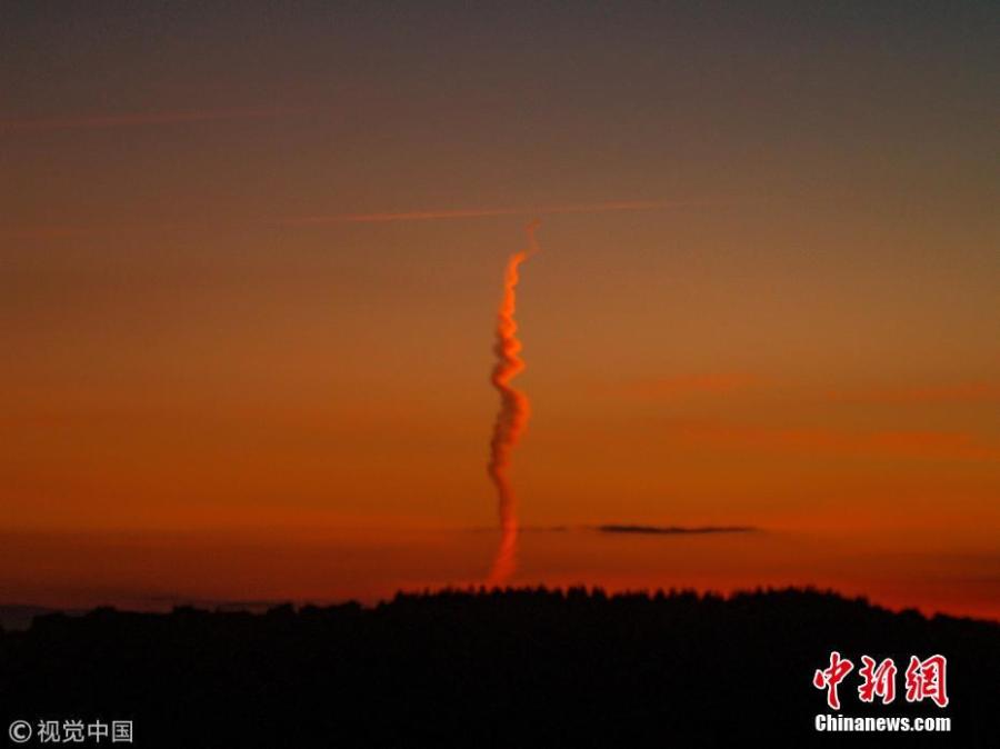 A spiral cloud, resembling a vapor trail from a jet or rocket launch, was spotted near a Ministry of Defence testing site on Salisbury Plain, one of Britain\'s best-known open spaces. The mist was spotted by David Hargrave, whilst he was walking his dog on Tuesday night. The cloud has left experts bewildered. (Photo/VCG)