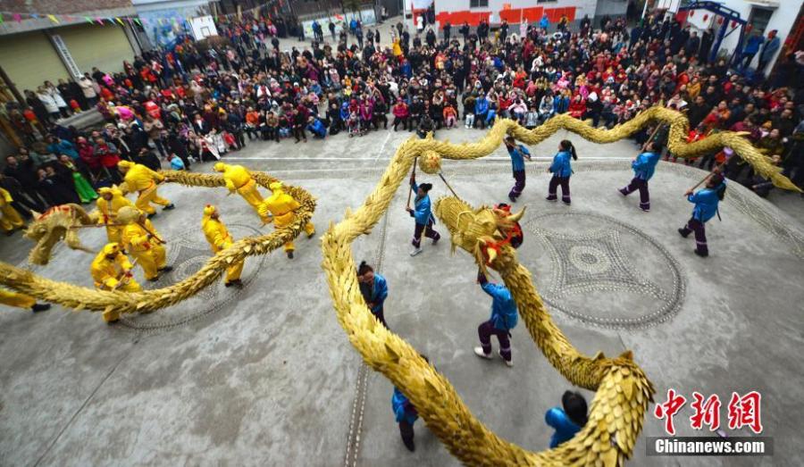 People of the Dong ethnic group celebrate the Spring Festival in a cultural show in Guangnan Village, Guilin City, South China\'s Guangxi Zhuang Autonomous Region, Feb. 10, 2019. Local people donned traditional costumes to organize dragon and lion dances, group banquets, singing performances and a cattle parade to entertain tourists. (Photo: China News Service/Pan Zhixiang)