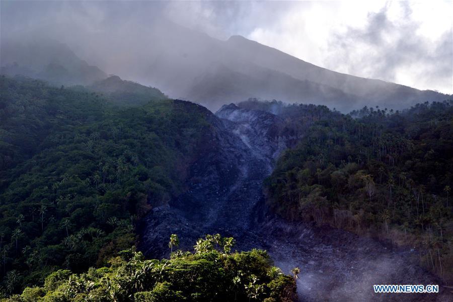 The lava lane of Mount Karangetang slides down in North Sulawesi, Indonesia, Feb. 10, 2019. Hot lava and volcanic materials that spewed from Mount Karangetang volcano in Indonesia\'s North Sulawesi province cut roads and buried bridges, while bad weather hampered evacuation operations, officials said on Saturday. Local authorities were trying to evacuate 508 villagers from the area. (Xinhua/Stringer)