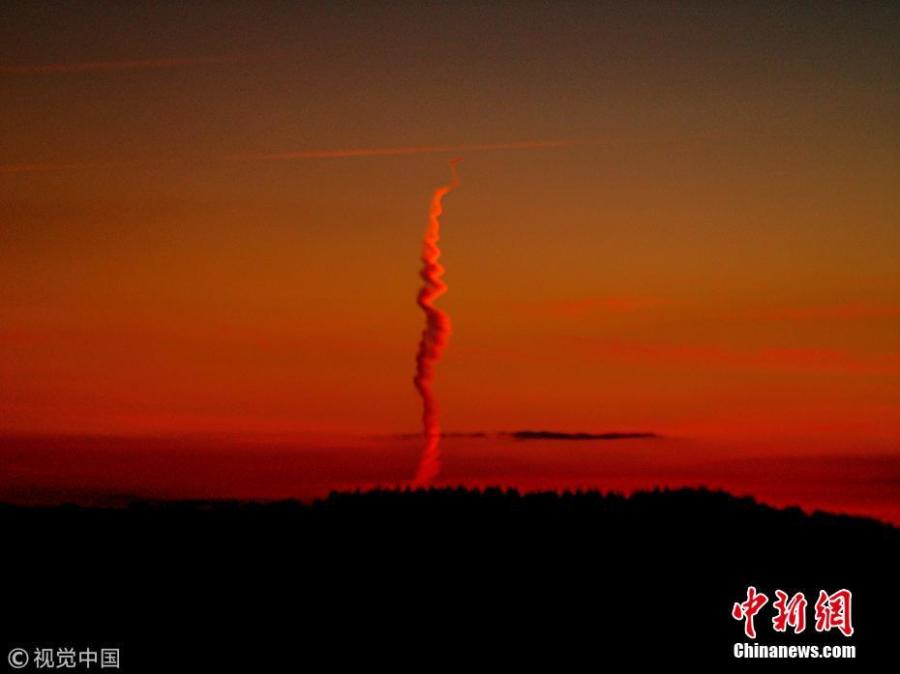 A spiral cloud, resembling a vapor trail from a jet or rocket launch, was spotted near a Ministry of Defence testing site on Salisbury Plain, one of Britain\'s best-known open spaces. The mist was spotted by David Hargrave, whilst he was walking his dog on Tuesday night. The cloud has left experts bewildered. (Photo/VCG)