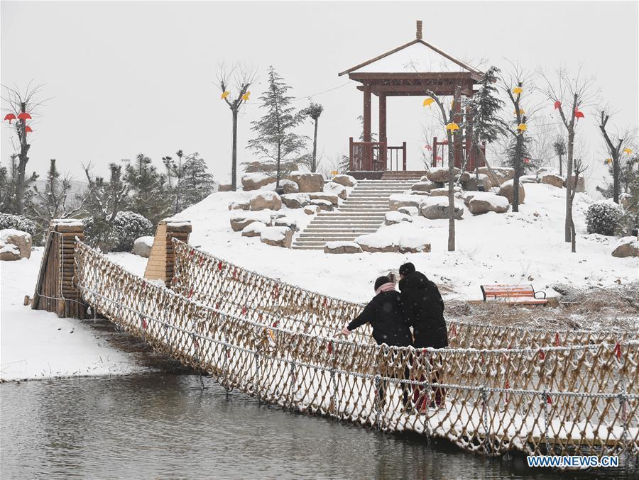 People have fun in snow at the Minyue Park in Jishan County in Yuncheng, north China\'s Shanxi Province, Feb. 10, 2019. Snowfall has hit many regions in the southern part of the province since Saturday. (Xinhua/Li Lujian)