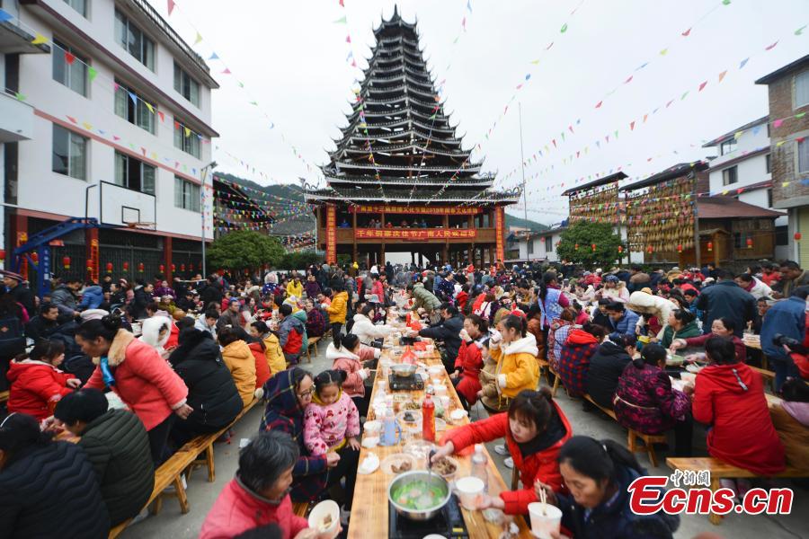 People of the Dong ethnic group celebrate the Spring Festival in a cultural show in Guangnan Village, Guilin City, South China\'s Guangxi Zhuang Autonomous Region, Feb. 10, 2019. Local people donned traditional costumes to organize dragon and lion dances, group banquets, singing performances and a cattle parade to entertain tourists. (Photo: China News Service/Pan Zhixiang)