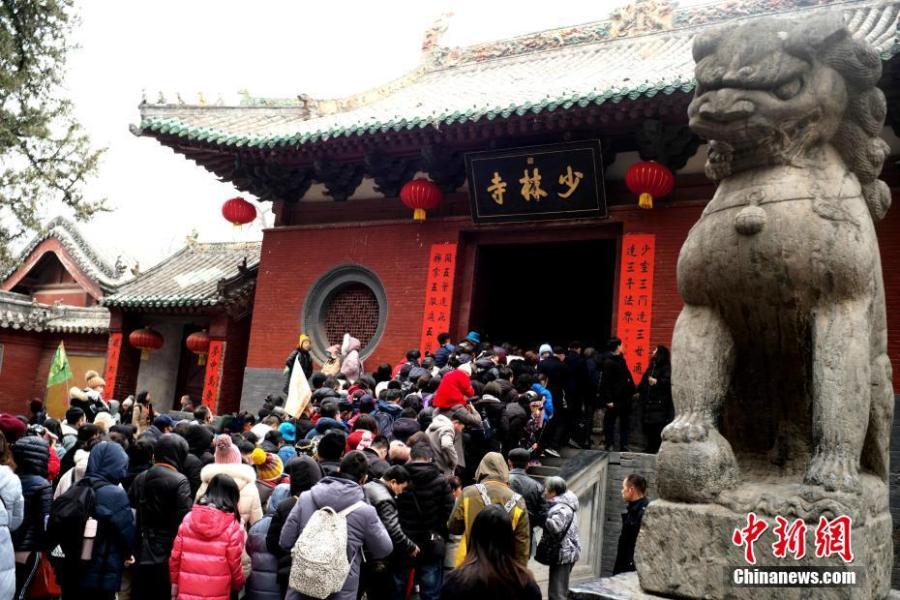 <?php echo strip_tags(addslashes(Students of kung fu at Shaolin Temple pose with Transformer-like statues in Dengfeng City, Central China's Henan Province, Feb. 7, 2019, as many tourists visit the famed Buddhist temple during the Lunar New Year holiday. (Photo: China News Service/Wang Zhongju))) ?>