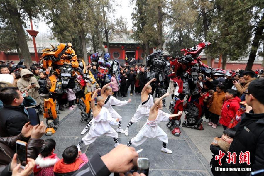 <?php echo strip_tags(addslashes(Students of kung fu at Shaolin Temple pose with Transformer-like statues in Dengfeng City, Central China's Henan Province, Feb. 7, 2019, as many tourists visit the famed Buddhist temple during the Lunar New Year holiday. (Photo: China News Service/Wang Zhongju))) ?>