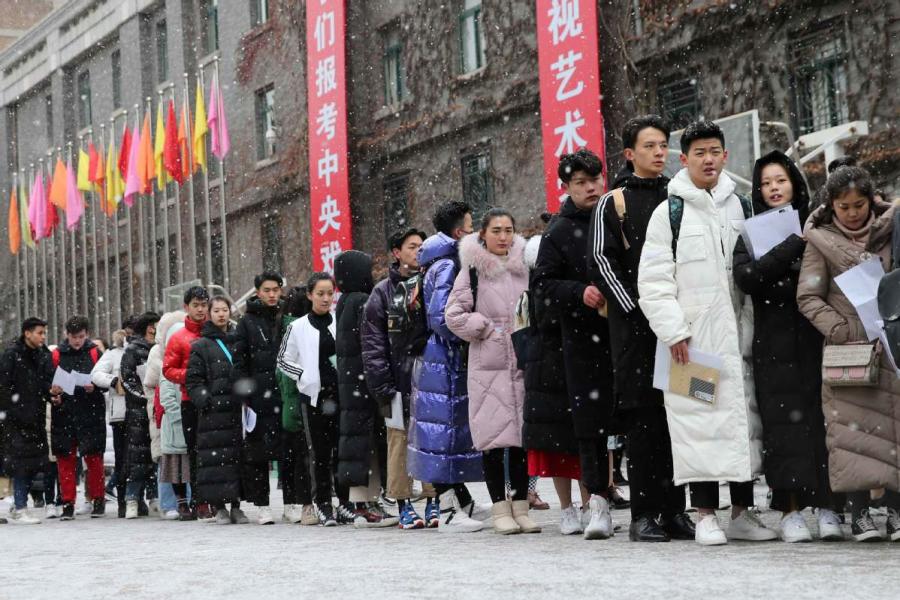 <?php echo strip_tags(addslashes(Students line up for an admission test at the Central Academy of Drama in Beijing on Feb. 12, 2019. (Photo/chinadaily.com.cn))) ?>