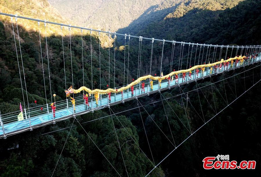 <?php echo strip_tags(addslashes(As part of Spring Festival celebrations, local people perform a dragon dance on a suspended glass bridge, some 200 meters above the ground, at a scenic area in Youxi County, East China's Fujian Province, Feb. 12, 2019.  (Photo: China News Service/Wang Dongming))) ?>