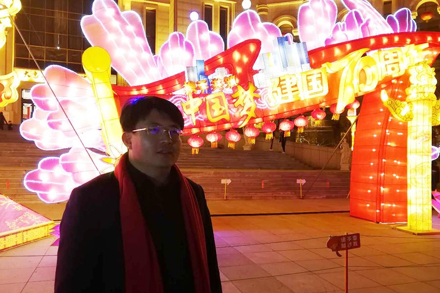 Bi Yunfeng, general manager of Dalian Jinshitan Tourism Group, poses for a photo after an interview with China Daily website in Dalian, Northeast China\'s Liaoning province, on Feb 8, 2019. (Photo by Yang Yang/chinadaily.com.cn)
Dalian not only boasts extensive natural resources but also signature festivals, including Dalian Fashion Festival, Dalian Beer Festival, Jinshitan New Year Tourism Cultural Festival and Lantern Festival, said Bi Yunfeng, general manager of the Dalian Jinshitan Tourism Group.

Innovation is the key for the tourism industry\'s development in Dalian, which is famous for integrated travel experiences on land, sea and air. Visitors can not only travel on cruise ships and explore the national geopark for natural beauty, but also ride a helicopter for adventure in the sky, Bi said.