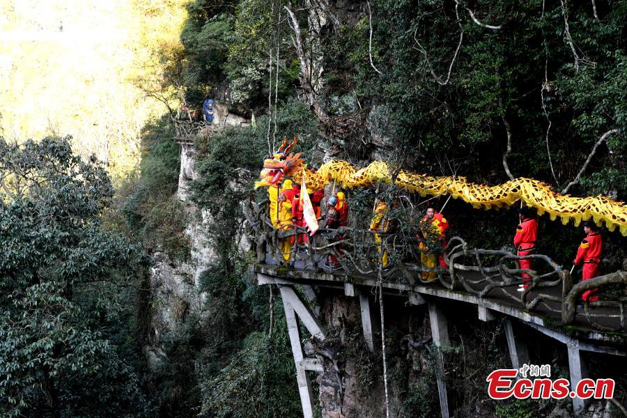 <?php echo strip_tags(addslashes(As part of Spring Festival celebrations, local people perform a dragon dance on a suspended glass bridge, some 200 meters above the ground, at a scenic area in Youxi County, East China's Fujian Province, Feb. 12, 2019.  (Photo: China News Service/Wang Dongming))) ?>