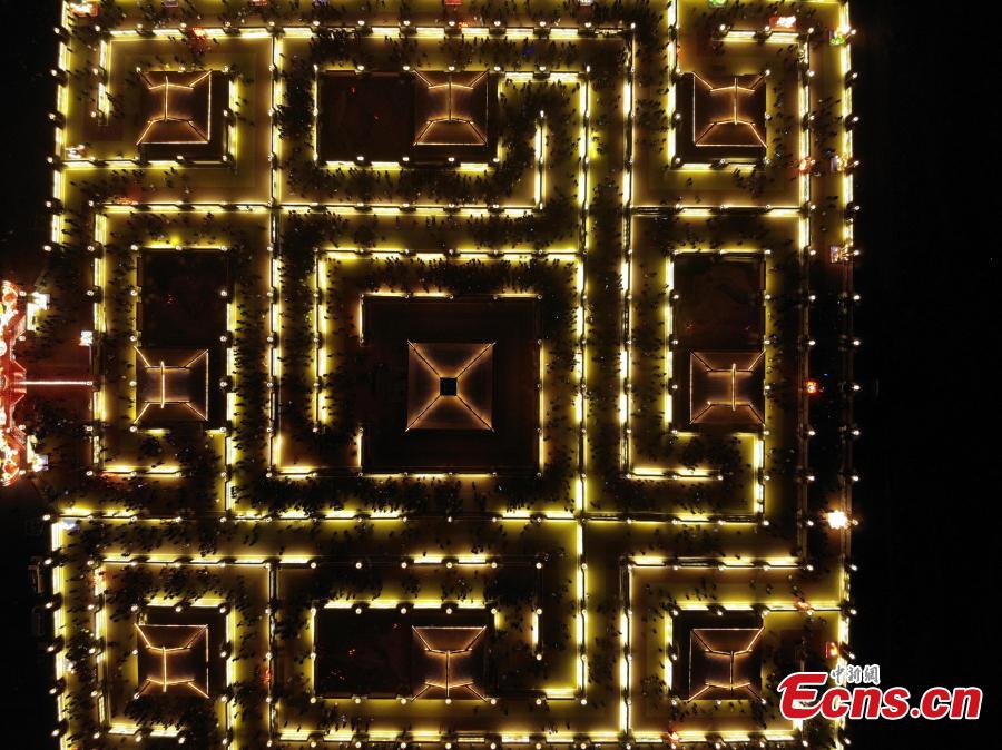 Aerial photo taken on Feb. 12, 2019 shows the Winding Yellow River Lamp Array, a temporary maze installation for the locals to go through to get a good omen in the rest days of the year, in Gucheng Village of Jiantan Town in Zhangye City, northwest China\'s Gansu Province. (Photo/China News Service)