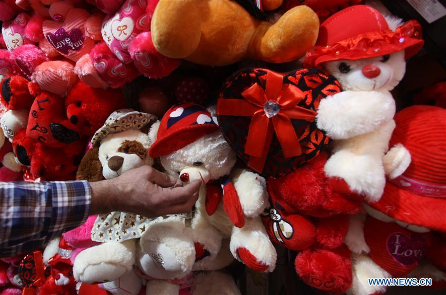 A Palestinian vendor arranges products for Valentine\'s Day in the West Bank City of Nablus, Feb 13, 2019. Valentine\'s Day is marked in many regions of the world on February 14 as a day of romance and romantic love. (Xinhua/Nidal Eshtayeh)