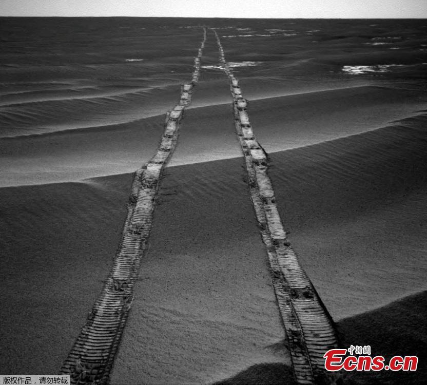 Opportunity photographed its tracks in 2010. (Photo/VCG)