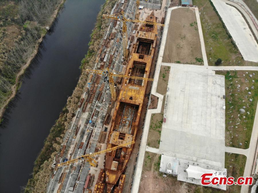 A life-size Titanic replica is seen under construction on a bank of the 20-meter-wide Qijiang River in Daying County, Southwest China\'s Sichuan Province, Feb. 14, 2019. A wealthy businessman has invested one billion yuan ($145.6 million) to rebuild the giant ship, which was 269 meters long and 28 meters wide. The replica will include viewing areas, banquet halls, a swimming pool and a theater. (Photo: China News Service/Zhang Lang)