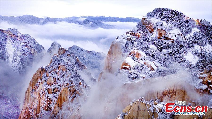 Aerial photo taken on Nov. 17, 2018 shows the snowy scenery of the Mount Huashan scenic area, northwest China\'s Shaanxi Province. (Xinhua/Tao Ming)