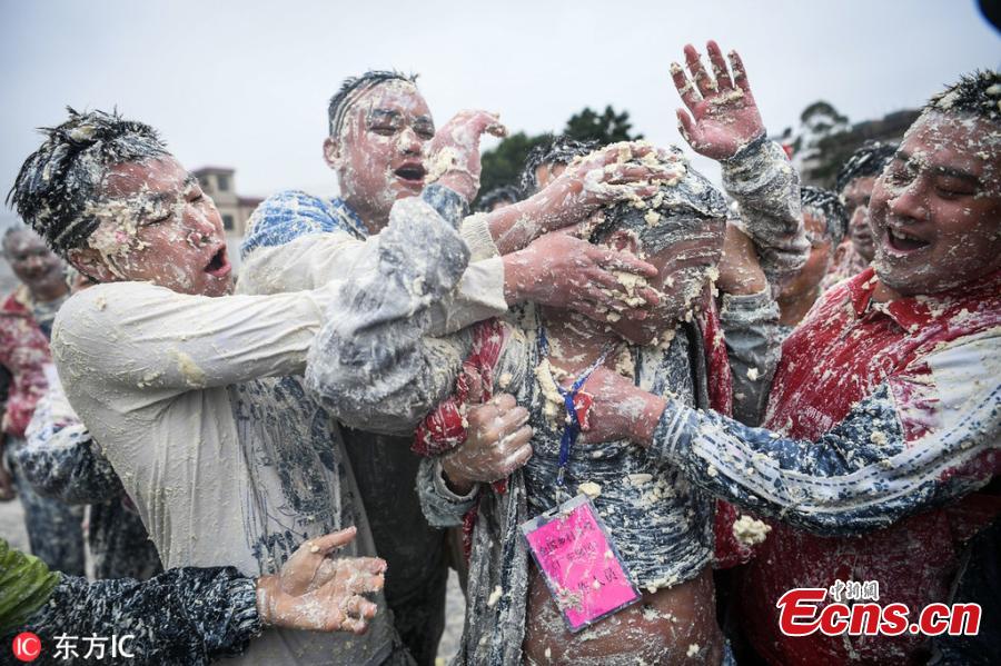 People celebrate a tofu festival in Shegangxia Village in Gaogang Town, South China\'s Guangdong Province, Feb. 17, 2019. The folk festival is a tradition started 400 years ago among local Lin families to worship ancestors and mark the Lantern Festival. Now it has been listed as an intangible cultural heritage, attracting approximately 10,000 people, including many tourists, to join the celebration. (Photo/IC)