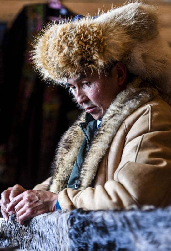 <?php echo strip_tags(addslashes(Mirbek, a villager from Hemu, making fur skis at home. (Photo/Xinhua)
<p>But this was the first time Bruno and his team had skied in China. They stayed in Hemu, a village in Xinjiang, for 10 days for their winter holiday.

<p>Skiing for more than two decades, most of them came from France and Switzerland, with the powder snow in Hemu attracting them to China.)) ?>