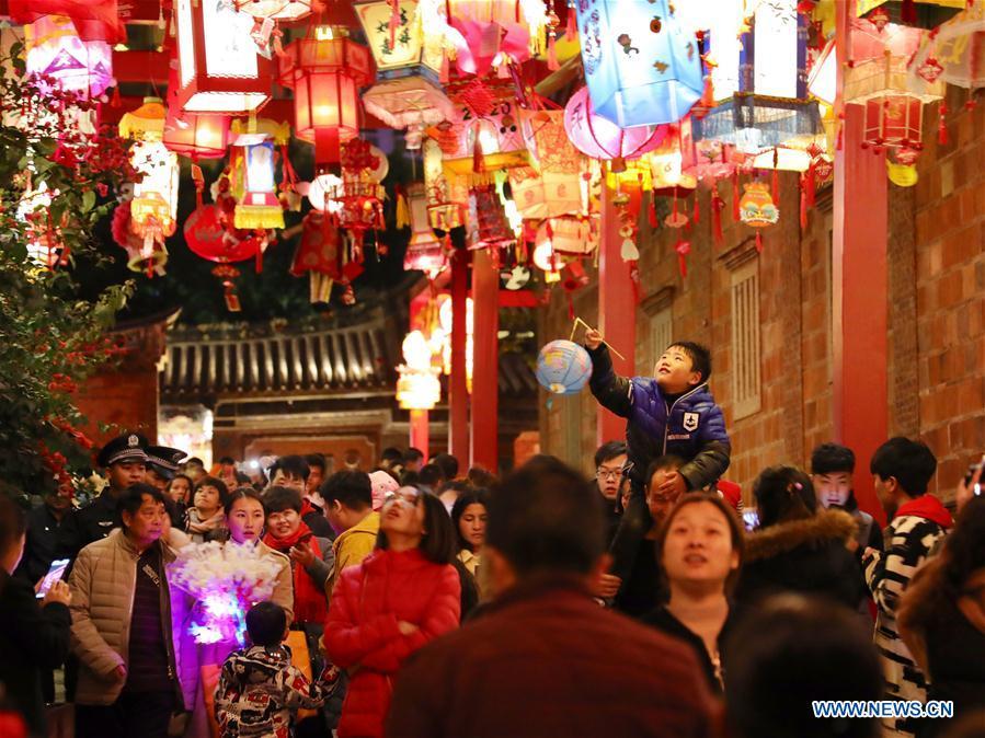 Visitors look at festive lanterns at the Wudianshi historical community in Jinjiang, southeast China\'s Fujian Province, Feb. 17, 2019. More than 3,000 festive lanterns have been set in three dedicated zones in Jinjiang ahead of the Lantern Festival, which falls on Feb. 19 this year and marks the end of the Chinese Lunar New Year celebrations. (Xinhua/Jiang Kehong)