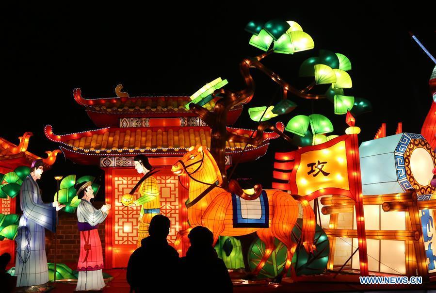 People visit a lantern fair in Datong, north China\'s Shanxi Province, Feb. 17, 2019. With the approaching of the Lantern Festival, many places across the country are decorated by colorful lanterns. (Xinhua/Ren Xuefeng)