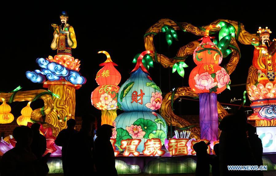 People visit a lantern fair in Datong, north China\'s Shanxi Province, Feb. 17, 2019. With the approaching of the Lantern Festival, many places across the country are decorated by colorful lanterns. (Xinhua/Ren Xuefeng)
