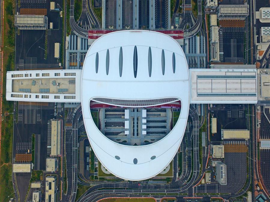 Aerial photo shows the Zhuhai Port of Hong Kong-Zhuhai-Macao Bridge in Zhuhai, South China\'s Guangdong province, Oct. 19, 2018. (Photo/Xinhua)
Greater Bay Area possesses fundamental conditions for world-class city cluster

The Guangdong-Hong Kong-Macao Greater Bay Area, with a marked increase in its economic strength and regional competitiveness, already possesses the fundamental conditions for developing into an international first-class bay area and a world-class city cluster, says the outline development plan.

Such foundation of development is made up of distinctive geographical advantages, robust economic strength, high concentration of key factors of innovation, advanced level of internationalization and solid cooperation foundations, the plan says.

The plan also notes the opportunities and challenges for the development and stresses the plan\'s significance.