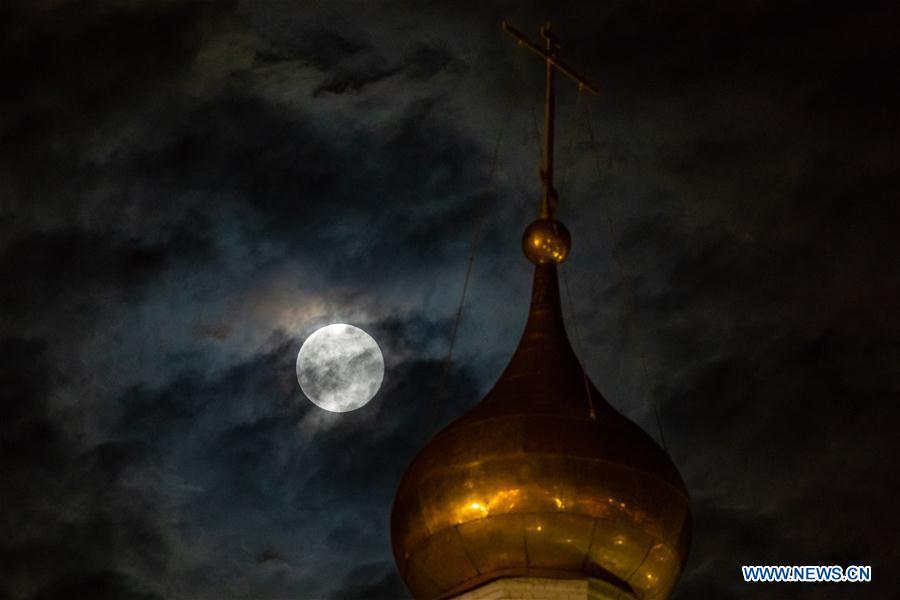 A full moon is seen over St. Basil\'s Cathedral on Red Square, in Moscow, Russia, Feb. 19, 2019. (Xinhua/Bai Xueqi)