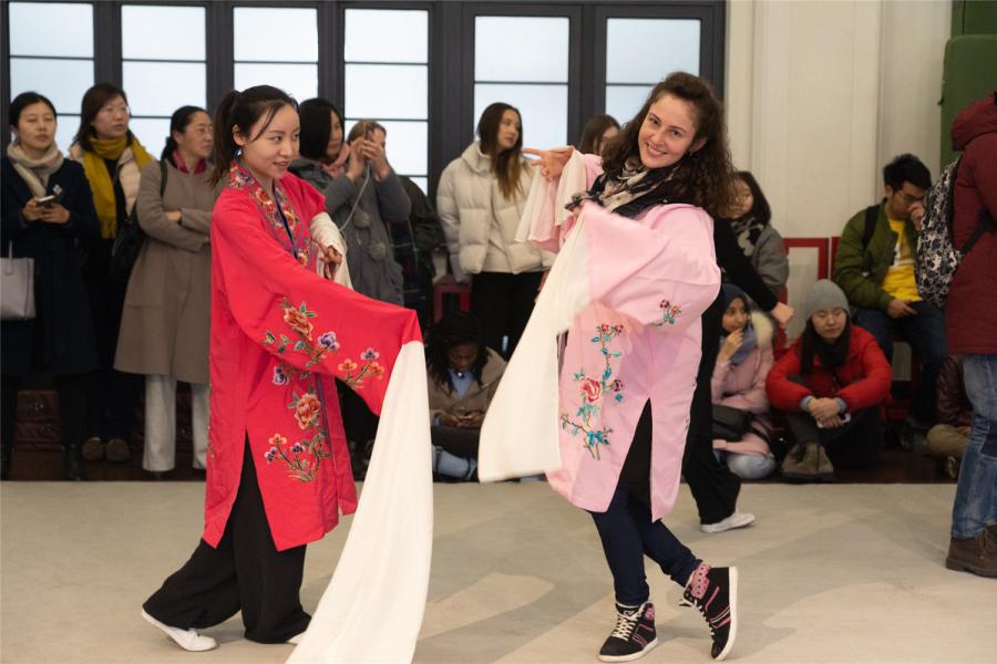 A female student tries to perform like a Kunqu artist. (Photo/chinadaily.com.cn)