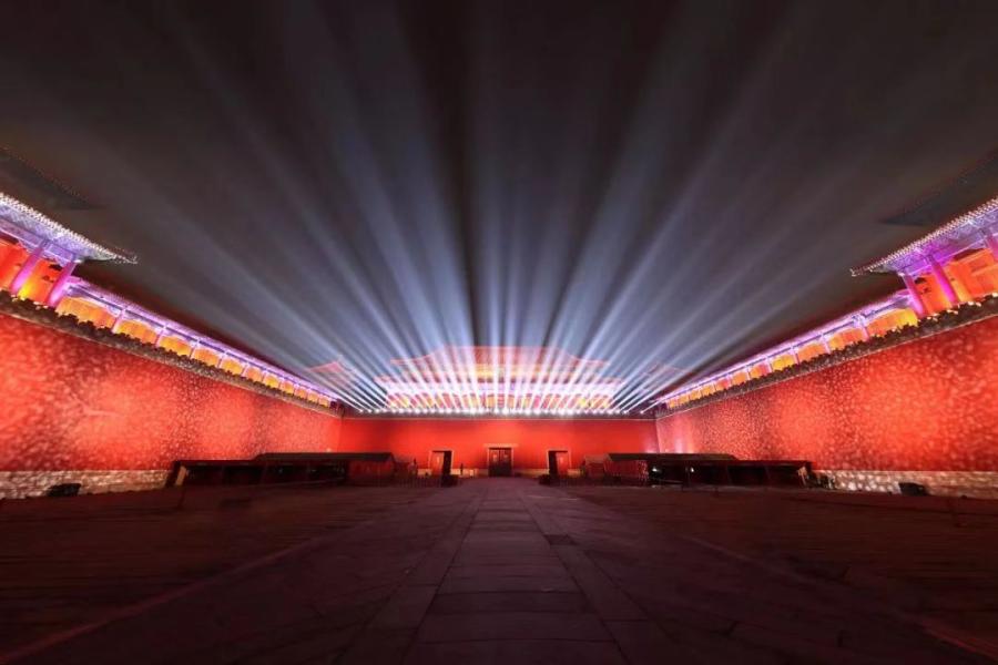Photo taken on Feb 19, 2019 shows the night scenery in the Palace Museum, or the Forbidden City, in Beijing, capital of China. [Photo/Palace Museum]
To help shine a light on the Lantern Festival, Beijing\'s Forbidden City on Tuesday night was unconventionally sparkling.

The 720,000-square-meter complex of palatial edifices, which is now officially known as the Palace Museum, was lit up for the event, which many consider the unofficial end of the extended Lunar New Year holiday period.

About 3,000 visitors were allowed to visit the Gate of Supreme Harmony and step onto the outer city walls of the museum to enjoy a night tour, which was graced by 350 pairs of red lanterns.