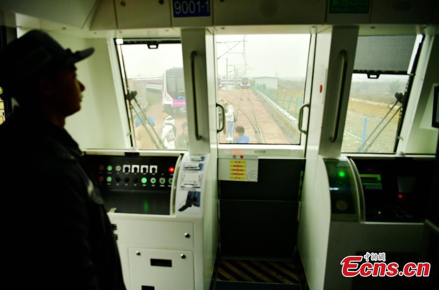 A driverless train on the Metro Line 9 in Chengdu City, Sichuan Province, Feb. 19, 2019. The automated train, which is 185 meters long and three meters wide, can carry up to 3,496 passengers. (Photo: China News Service/Liu Zhongjun)