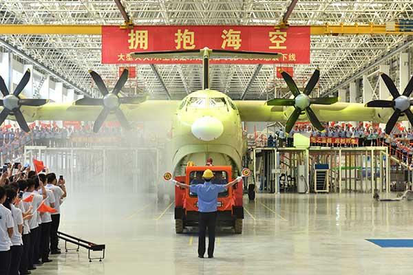 China\'s amphibious plane AG600 rolls off the production line in Zhuhai, Guangdong province. [Photo/Xinhua]