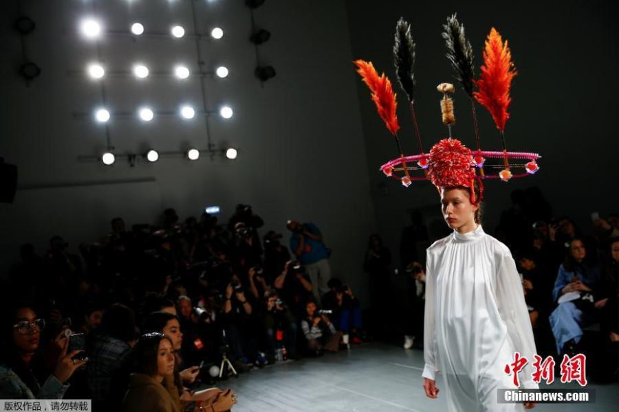 A model presents a creation adorned with images of Britain\'s Queen Elizabeth II during the pushBUTTON catwalk show at London Fashion Week Women\'s A/W19 in London, February 19, 2019. (Photo/Agencies)